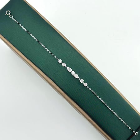 سوارة ذهب ابيض تصميم الماس عيار 18 من مجوهرات الشلوي