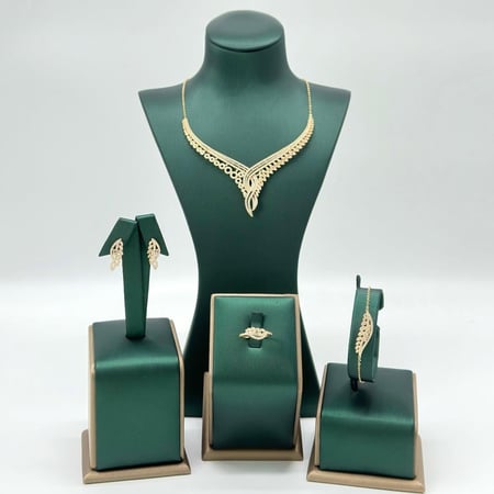 طقم ذهب اصفر تصميم الماس عيار 18 من مجوهرات الشلوي