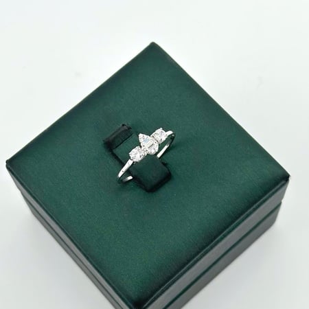 خاتم ذهب ابيض تصميم ألماس عيار 18 من مجوهرات الشلوي