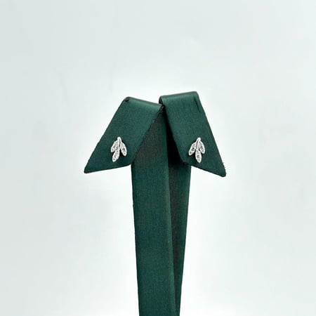 حلق ذهب ابيض تصميم الماس عيار 18 من مجوهرات الشلوي