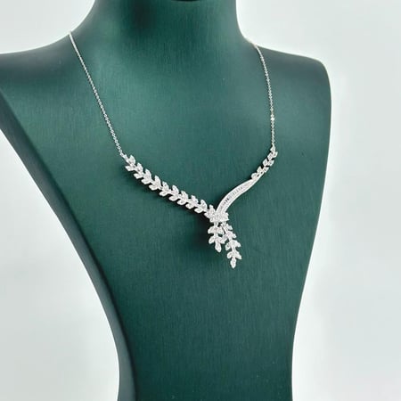 عقد ذهب ابيض تصميم الماس عيار 18 من مجوهرات الشلوي