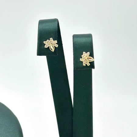 حلق ذهب اصفر تصميم الماس عيار 18 من مجوهرات الشلوي