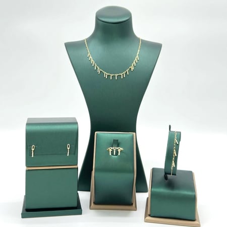 طقم ذهب اصفر تصميم ألماس عيار18 من مجوهرات الشلوي