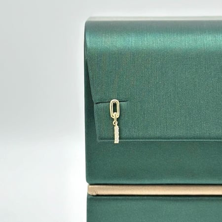 حلق ذهب اصفر تصميم ألماس عيار18 من مجوهرات الشلوي