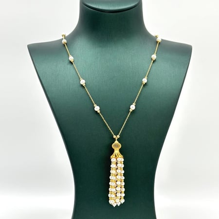 عقد ذهب اصفر مع لولو زراعي عيار21 من مجوهرات الشلوي