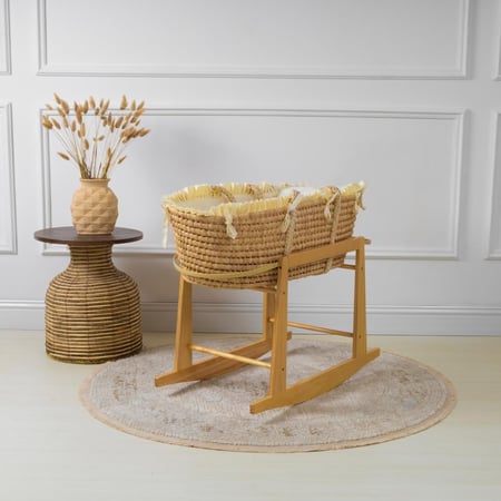 سلة موسى قش بقماش قطن سكري بإطراف مكشكشة