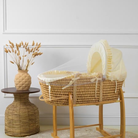 سلة موسى قش بقماش قطن سكري بإطراف مكشكشة