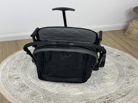 عربية أطفال ثنائية الاتجاه  بقماش مربعات  – راحة وتحكم في كل اتجاه