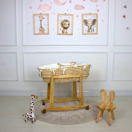 سلة موسى قش بقماش اللينن ابيض بإطراف مكشكشة