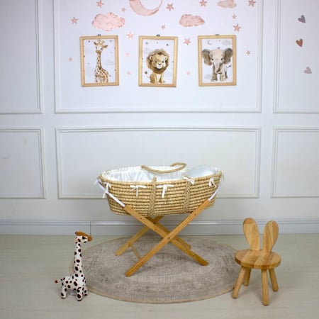 سلة موسى قش بقماش اللينن ابيض بإطراف مكشكشة