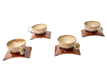 طقم أكواب قهوة سيراميك مع صحون – 4 قطع بتصميم أنيق