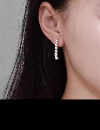 حلق من الألماس بمقاسات مختلفه من الماسه صغيرة الحجم الى أخر ألماسه بحجم أكبر مع شهادة الضمان العالميه