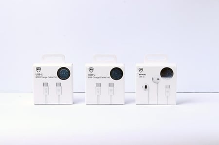 العرض الأقوى 5 منتجات أصلية SH  ( ايفون 15/16/17)  2 شاحن جداري و عدد 2 كيبل تايبسي تو تايبسي و سماعة تايب سي