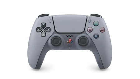 يد تحكم بلايستيشن 5 عليها كلكات ماوس