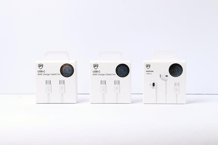 العرض الأقوى 5 منتجات أصلية SH  ( ايفون 15/16/17)  2 شاحن جداري و عدد 2 كيبل تايبسي تو تايبسي و سماعة تايب سي