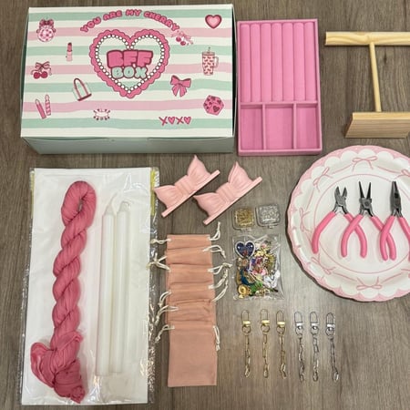 بوكس صنع الميداليات ل ٤ أشخاص (charms )