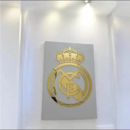 لوحة جدارية بشعار مدريد