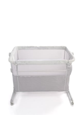 سرير طفل بجانب سرير الام