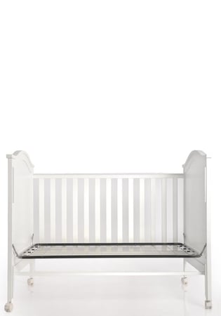 سرير طفل خشبي ( خشب الصنوبري الصلب ) مقاسات متعددة