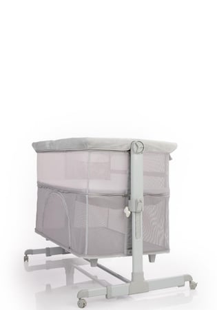 سرير طفل بجانب سرير الام