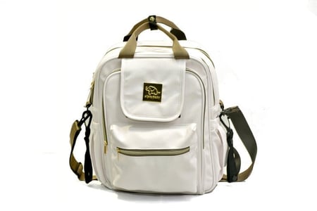 شنطة حفاضات ماركة جلد بتصميم أنيق وعالي الجودة بيضاء