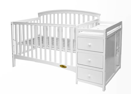 سرير طفل خشبي مع طاولة تغيير