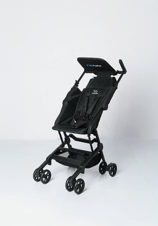 عربة اطفال تدخل الطائرة