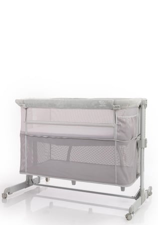 سرير طفل بجانب سرير الام