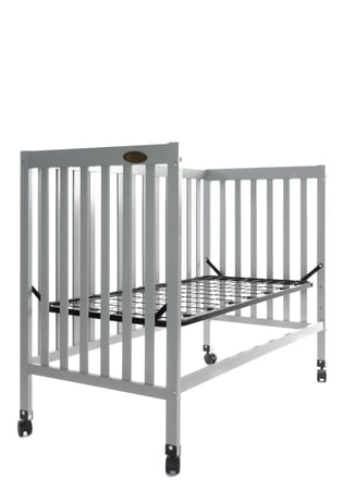 سرير طفل بجانب سرير الام