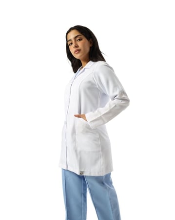 لاب كوت طبي نسائي طويل من المعطف تصميم أنيق بخامة عالية الجودة