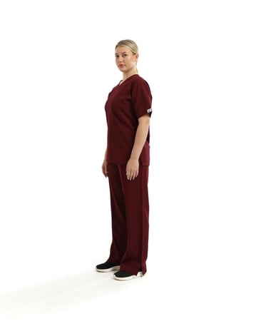 سكراب عنابي من المعطف لإطلالة أنيقة واحترافية