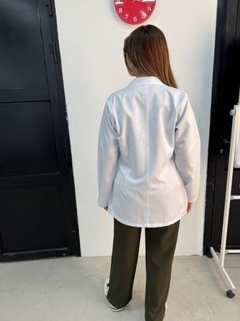 احصلي على لاب كوت أبيض من المعطف بتصميم أنيق وخامة عالية