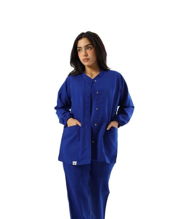 تميزي بإطلالة احترافية مع سكراب لون ازرق من المعطف