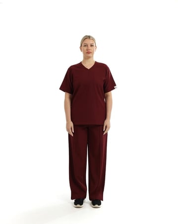 سكراب عنابي من المعطف لإطلالة أنيقة واحترافية