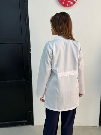 تميزي بإطلالة احترافية مع لاب كوت طبي نسائي من المعطف