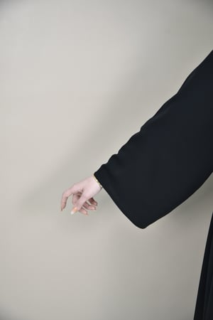 عباية ساده بتصميم كلوش مع سحاب وأكمام مربعة