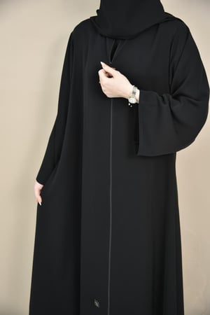 عباية ساده بتصميم كلوش مع سحاب وأكمام مربعة