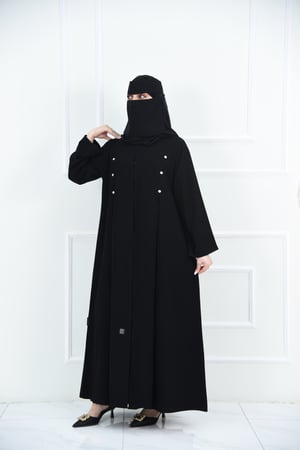 عباية مع كسرات وتصميم كلوش مزينة بأزرار بيضاء