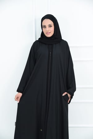 عباية كريب لفتة بسحاب بتفاصيل ملكية مع جيوب مخفية