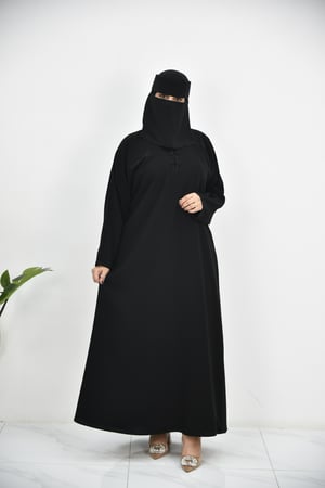 عباية سادة مغلقة مع أزرار قماشية وطقطق علوي