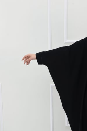 عباية راس بشت سادة بأكمام تطريز خفيف