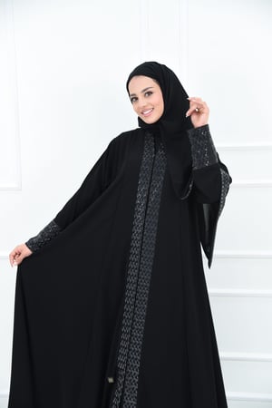 عباية كلوش كاجوال بتركيبة جلد مموه لامع