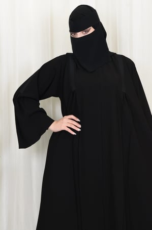 عباية كلوش مع كسرات مزينة بكلف ساحرة