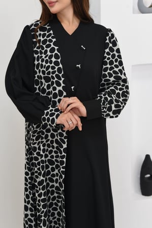 عباية بتصميم متناغم بألوان أسود وأوف وايت