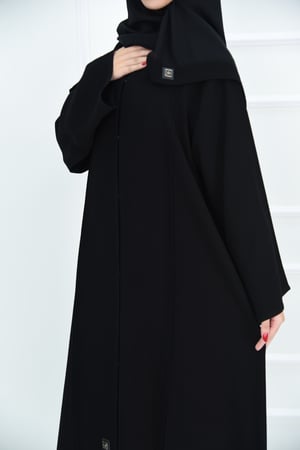 عباية سادة بتثنبات طولية على الجوانب