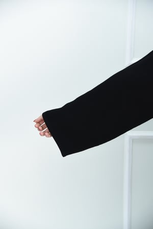 عباية سادة بتثنبات طولية على الجوانب