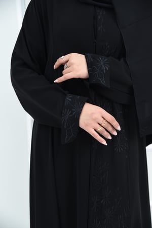 عباية مناسبات أنيقة بتطريز أمامي وخلفي