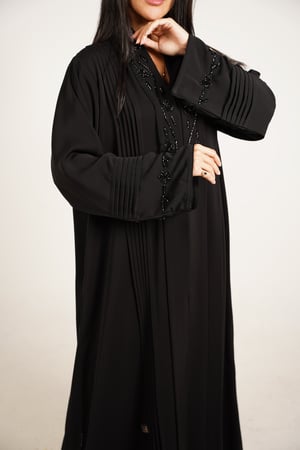 عباية بتطريز أنيق وكسرات ساحرة