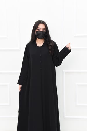 عباية نواعم: تصميم مغلق مع كسرة أمامية