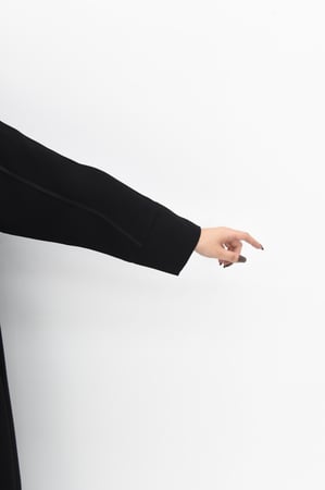 عباية سوداء نص كلوش بشرائط ستان